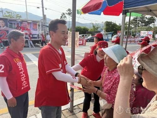 김진태 국민의힘 강원지사 후보와 서흥원 양구군수 후보는 25일 양구오일장 앞에서 유세를 펼쳤다. 사진=이규호기자