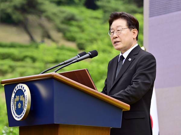 이재명 대통령이 23일 오후 경남 김해시 진영읍 봉하마을에서 열린 노무현 전 대통령 17주기 추도식에서 추도사하고 있다. /사람사는 세상 노무현 재단