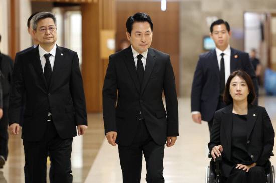 국민의힘 장동혁 상임선거대책위원장이자 대표가 25일 신촌 세브란스병원 장례식장에 마련된 이회창 전 총재 부인 한인옥 여사의 빈소를 방문하고 있다. 왼쪽은 김장겸, 오른쪽은 최보윤 의원. 연합뉴스