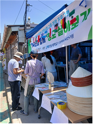 영남대 베트남 유학생들이 유천문화마을에 여행온 관광객들을 상대로 베트남 모자와 부채를 판매하고 있다. /영남대 다문화교육연구원 제공.