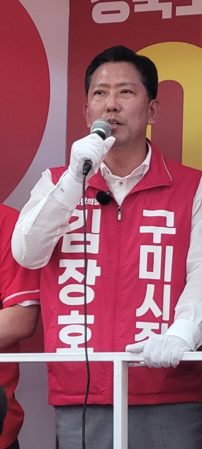 ▲ 김장호 구미시장 후보가 새마을중앙시장에서 지지를 호소하고 있다. 이봉한기자