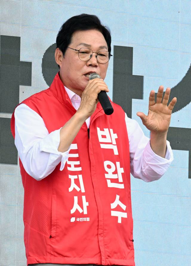 국민의힘 박완수 경남도지사 후보가 25일 함안군 가야시장에서 유권자들에게 지지를 호소하고 있다./김승권 기자/
