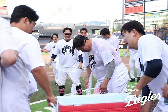 한화 류힌진(가운데)이 24일 대전 한화생명 볼파크에서 열린 2026 KBO리그 정규시즌 두산전에서 승리하며 한미 통산 200승을 달성했다. 경기 후 동료들의 물세례를 받고 있다. 사진 | 한화 이글스