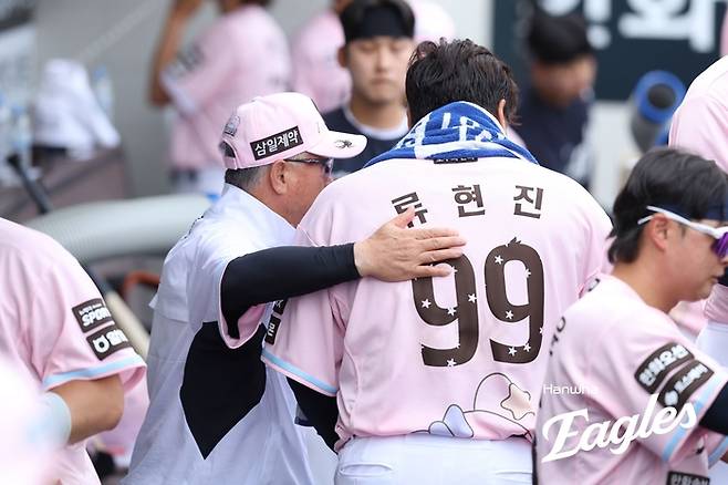 류현진이 24일 대전 한화생명 볼파크에서 열린 2026 KBO리그 정규시즌 두산전에 선발 등판을 마치고 김경문 감독의 격려를 받고 있다. 사진 | 한화 이글스