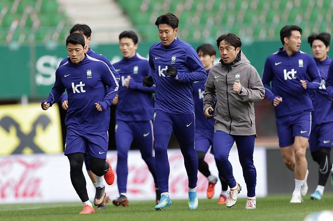 에른스트하펠스타디온(비엔나, 오스트리아)/ 축구국가대표팀 원정 친선경기/ 남자A대표팀/ 한국 vs 오스트리아/ MD-1/ 훈련/ 황희찬, 손흥민, 이재홍 피지컬코치/ photo by Donghyuk Kwak