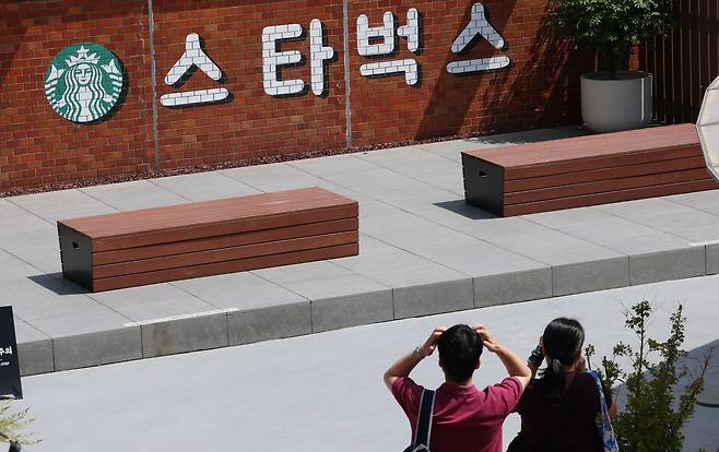 정부가 최근 마케팅 문구로 인해 5·18 민주화운동 폄훼 의혹이 제기된 스타벅스코리아에 수여했던 정부 표창의 취소 여부를 두고 내부 검토를 진행한 것으로 알려졌다. 사진은 24일 서울 한 스타벅스 영업점 모습. /연합뉴스