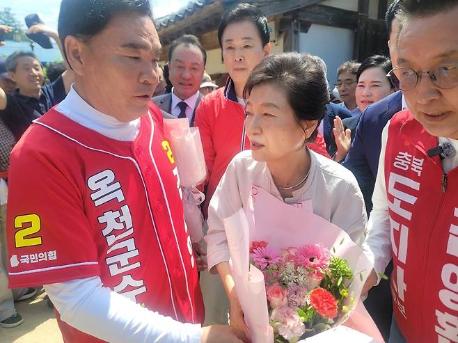박근혜(사진가운데) 전 대통형이 전상인(사진좌측) 옥천군수 후보, 김영환(사진우측) 충북도지사 후보모습.