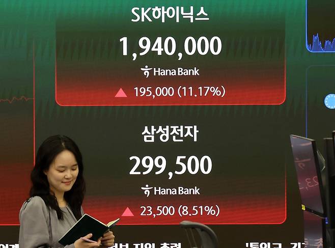 삼성전자 노사 합의 소식에 코스피가 급등한 21일 오후 서울 중구 하나은행 딜링룸 전광판에 SK하이닉스와 삼성전자가 각각 194만 원과 29만9500원을 나타내고 있다. 2026.05.21 뉴시스