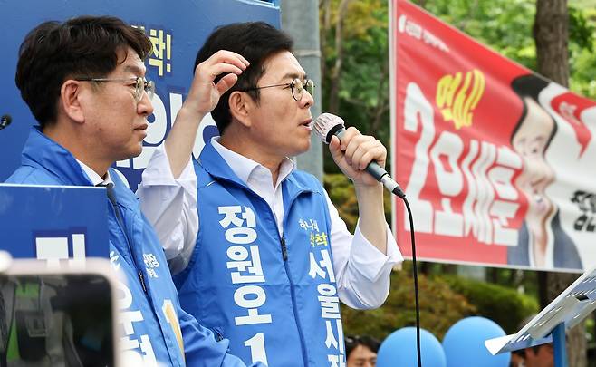 정원오 더불어민주당 서울시장 후보가 25일 오후 서울 양천구 현대백화점 목동점 앞 유세 현장에서 지지를 호소하고 있다. 2026.5.25 뉴스1