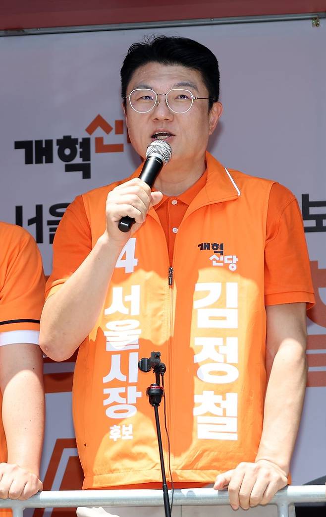 개혁신당 김정철 서울시장 후보가 지난 24일 불꽃야구 경기가 열리는 고척 스카이돔을 찾아 지지를 호소하고 있다. 연합뉴스