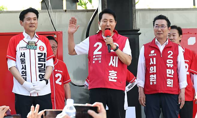 오세훈 국민의힘 서울시장 후보가 25일 서울 강남구 수서역 만남의광장에서 지지를 호소하고 있다. 연합뉴스