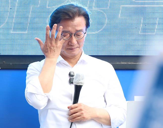 전재수 더불어민주당 부산시장 후보가 23일 오후 부산 북구 구포시장 쌈지공원에서 하정우 북갑 국회의원 보궐선거 후보와 합동유세 중 북구 주민들에게 감사 인사를 하며 눈물을 흘리고 있다. 연합뉴스