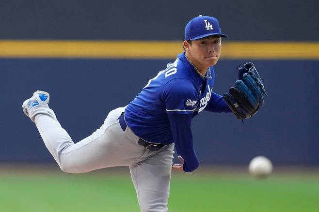 <yonhap photo-2531=""> MILWAUKEE, WISCONSIN - MAY 24: Yoshinobu Yamamoto #18 of the Los Angeles Dodgers pitches against the Milwaukee Brewers during the third inning at American Family Field on May 24, 2026 in Milwaukee, Wisconsin. Patrick McDermott/Getty Images/AFP (Photo by Patrick McDermott / GETTY IMAGES NORTH AMERICA / Getty Images via AFP)/2026-05-25 05:57:03/ <저작권자 ⓒ 1980~2026 ㈜연합뉴스. 무단 전재 재배포 금지, AI 학습 및 활용 금지></yonhap>