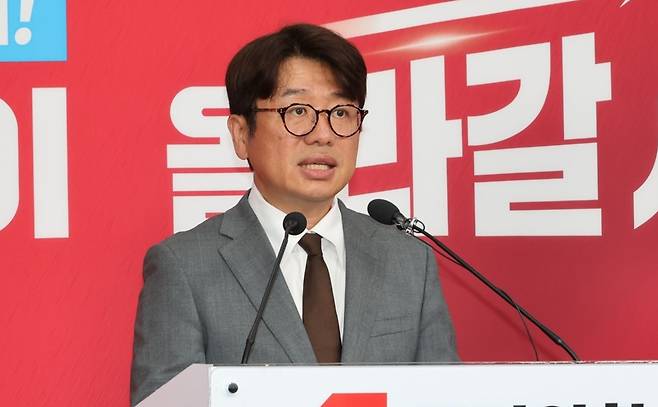 경기도 평택을 국회의원 재선거에 출마한 국민의힘 유의동 후보가 25일 서울 여의도 당사에서 긴급 기자회견을 열고 더불어민주당 김용남 후보의 '대부업' 의혹과 관련 강하게 비판하고 있다. 2026.5.25 [사진=연합뉴스]