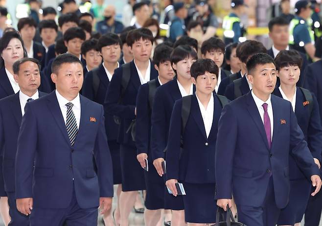 아시아축구연맹(AFC) 여자 챔피언스리그에서 우승한 북한 내고향여자축구단 선수와 임원들이 24일 인천국제공항을 통해 출국하고 있다. [뉴시스]