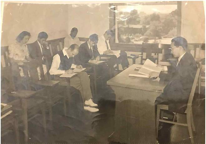 1943년 버클리대에서 최초의 한국어 수업을 했던 독립운동가 최봉윤 선생의 모습. 사진 안진수 부교수