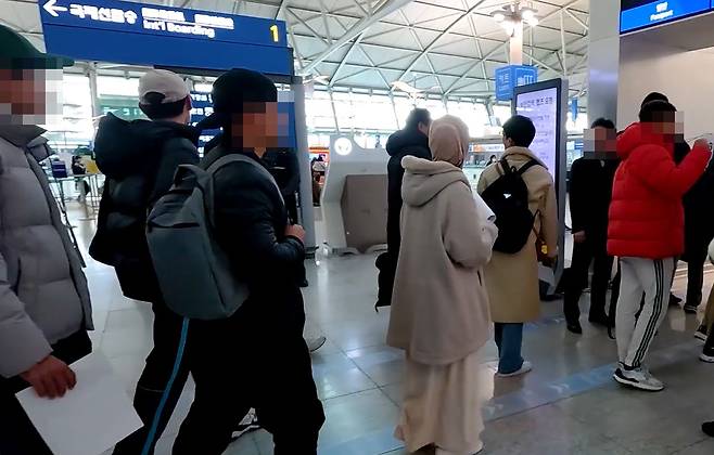 한신대 우즈베키스탄 유학생들이 2023년 11월 27일 인천국제공항 출국장을 나서고 있다. 사진 제보자