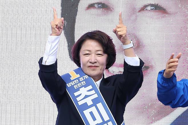 추미애 더불어민주당 경기도지사 후보가 6·3 지방선거 공식 선거운동이 시작된 지난 21일 경기 성남시 서현역을 찾아 시민들에게 지지를 호소하고 있다. 뉴스1