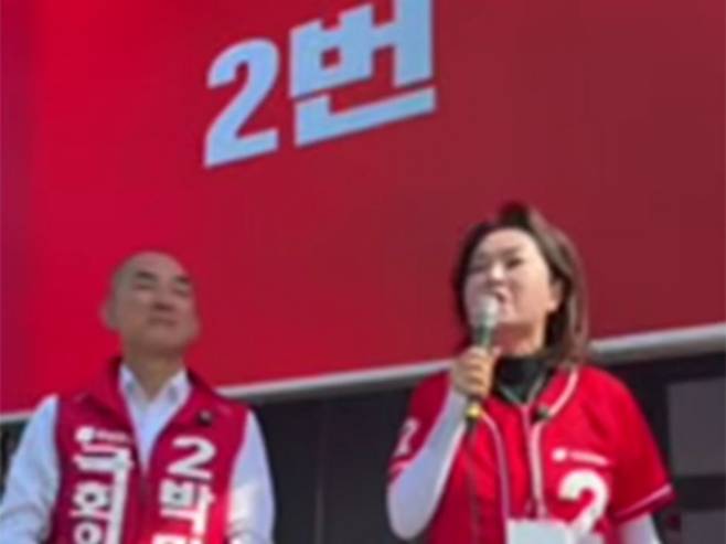 김민전 국민의힘 의원이 25일 북구 만덕동에서 북갑 보궐선거에 출마한 같은 당 박민식 후보와 함께 유세를 하고 있다. 사진 김민전TV 캡처