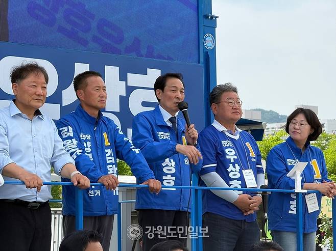 ▲ 우상호 더불어민주당 강원도지사 후보가 25일 양구 5일장터 앞 합동유세에서 김왕규 양구군수 후보 등 지역 후보들과 함께 지지를 호소하고 있다. 박재혁 기자