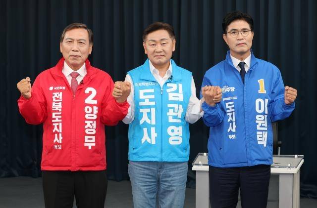 6·3 지방선거에 출마한 전북지사 후보들이 지난 19일 JTV 전주방송에서 열린 토론회에 앞서 기념촬영을 하고 있다. 왼쪽부터 양정무 국민의힘 후보, 김관영 무소속 후보, 이원택 더불어민주당 후보.  연합뉴스