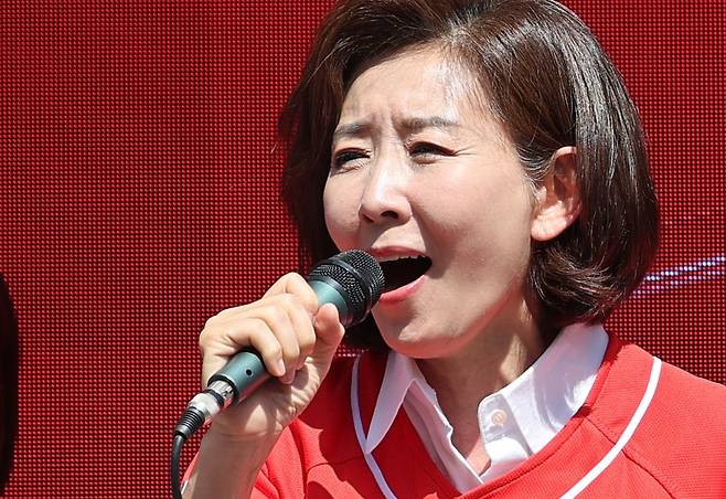 국민의힘 나경원 의원이 22일 서울 동작구 남성사계시장에서 오세훈 서울시장 후보 지원 유세를 하고 있다. 연합
