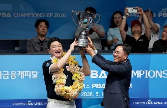 우승 트로피를 든 조건휘(왼쪽)와 기동호 우리금융캐피탈 대표이사 / 사진=PBA 제공