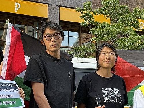 이스라엘에서 석방돼 22일 귀국한 한국인 평화활동가 김아현(오른쪽)·김동현 씨. [연합뉴스]