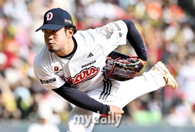 19일 오후 서울 잠실야구장에서 진행된 '2026 프로야구 KBO리그' 두산베어스와 KIA타이거즈의 경기. 두산 타무라가 역투하고 있다./마이데일리