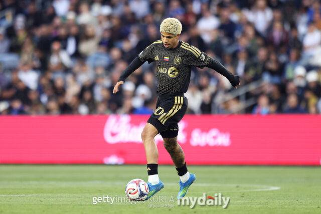 LAFC의 마르티네스가 2026년 5월 미국 LA에서 열린 시애틀과의 2026시즌 MLS 경기에서 드리블을 하고 있다./게티이미지코리아