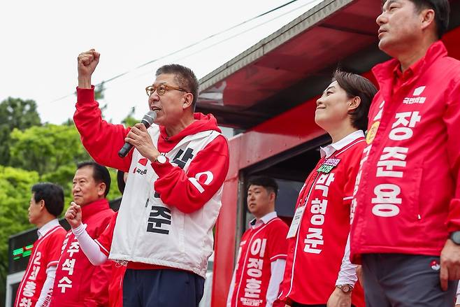 지난 23일 부산 동래구 사직야구장 앞에서 유세하고 있는 박형준 국민의힘 부산시장 후보 [박형준 페이스북 캡처]
