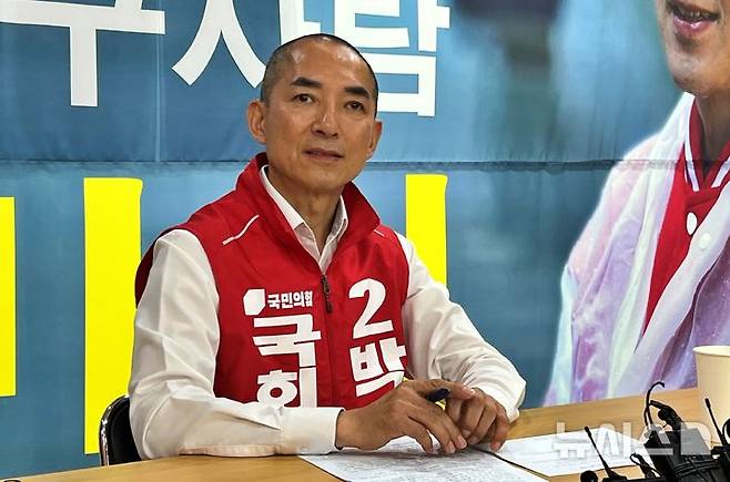 [부산=뉴시스] 원동화 기자 = 25일 박민식 부산 북구갑 국회의원 보궐선거 후보가 부산 북구 선거사무소에서 긴급 기자회견을 열었다. 2026.05.25. dhwon@newsis.com