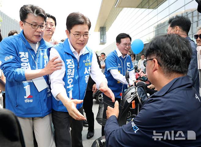 [서울=뉴시스] 전신 기자 = 정원오 더불어민주당 서울시장 후보가 25일 서울 마곡나루역 앞에서 시민들과 인사하고 있다. 2026.05.25. photo1006@newsis.com
