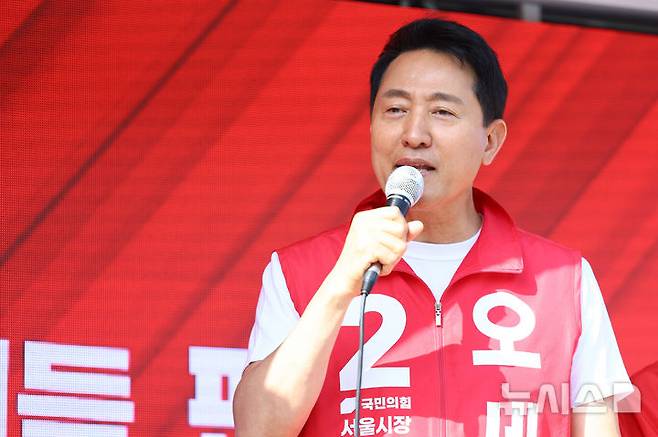 [서울=뉴시스] 황준선 기자 = 오세훈 국민의힘 서울시장 후보가 25일 오전 서울 관악구 관악산 등산로 입구에서 지지를 호소하고 있다. 2026.05.25. hwang@newsis.com