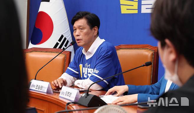 [서울=뉴시스] 조성봉 기자 = 조승래 더불어민주당 총괄선대본부장이 25일 오후 서울 여의도 국회에서 열린 지방선거 관련 기자간담회에서 발언을 하고 있다.  2026.05.25. suncho21@newsis.com