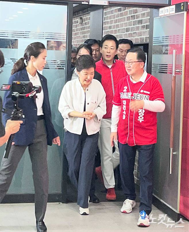 박근혜 전 대통령이 25일 이장우 국민의힘 대전시장 후보 선거사무소를 방문하고 있다. 정세영 기자
