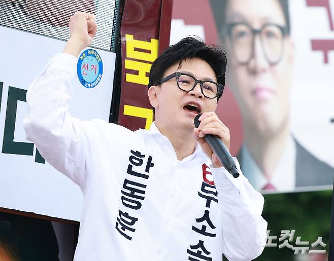 한동훈 부산 북구갑 국회의원 보궐선거 무소속 후보가 22일 오전 부산 북구 구남교차로에서 출근길 시민들에게 인사하며 지지를 호소하고 있다. 부산=류영주 기자