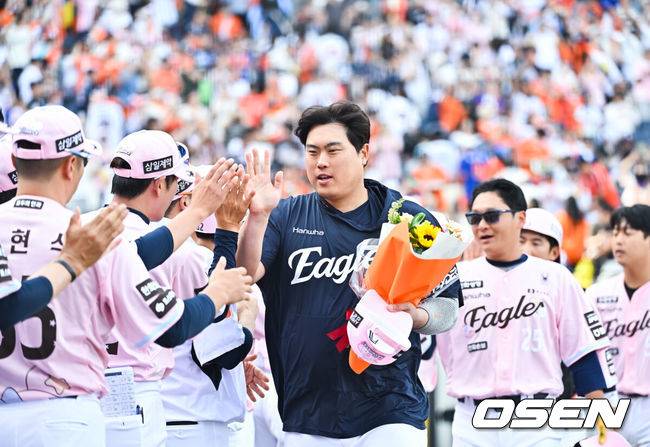 [OSEN=대전, 박준형 기자] 프로야구 한화 이글스가 두산 베어스와의 주말 3연전을 싹쓸이, 류현진의 한미 통산 200승까지 겹경사를 누렸다.김경문 감독이 이끄는 한화는 24일 대전 한화생명 볼파크에서 열린 두산과의 홈경기에서 승리했다. 이날 승리로 두산전을 모두 쓸어담은 한화는 3연승으로 시즌 전적 23승24패를 만들었다. 반면 두산은 4연승 후 3연패에 빠지며 22승25패1무가 됐다.경기종료 후 한미 통산 200승 달성한 류현진이 코칭스태프의 축하를 받고 있다.  2026.05.24 / soul1014@osen.co.kr