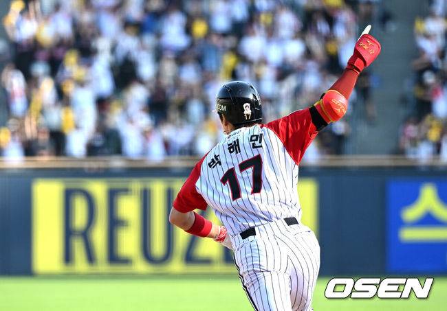 [OSEN=잠실, 이대선 기자] 프로야구 LG 트윈스가 키움 히어로즈 상대로 극적인 끝내기 승리를 거뒀다.  LG는 24일 서울 잠실구장에서 열린 2026 KBO리그 키움과 경기에서 6-4 끝내기로 승리했다. 9회말 2사 1,2루에서 박해민이 끝내기 스리런 홈런을 쏘아올렸다.  9회말 2사 1,2루에서 LG 박해민이 끝내기 홈런을 치고 환호하고 있다. 2026.05.24 /sunday@osen.co.kr