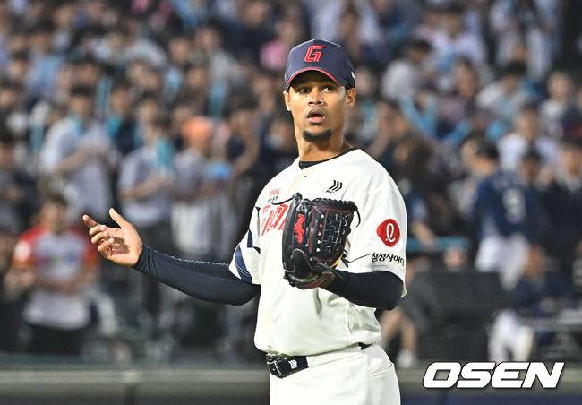[OSEN=부산, 이석우 기자] 12일 부산 사직야구장에서 2026 신한 SOL KBO 리그 롯데 자이언츠와 NC 다이노스의 경기가 열렸다. 홈팀 롯데는 로드리게스가, 방문팀 NC는 라일리가 선발 출전했다.롯데 자이언츠 선발 투수 로드리게스가 4회초 2사 NC 다이노스 박시원의 스윙에 대해 의아해 하고 있다. 2026.05.12 / foto0307@osen.co.kr