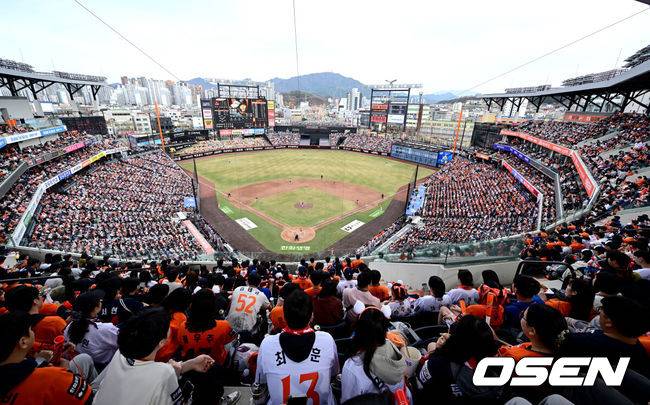 [OSEN=대전, 최규한 기자] 29일 대전 한화생명볼파크에서 ‘2026 신한 SOL KBO리그’ 한화 이글스와 키움 히어로즈의 경기가 열렸다. 만원 관중을 이룬 대전 한화생명 볼파크의 모습. 2025.03.29 / dreamer@osen.co.kr