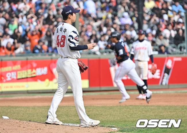 [OSEN=부산, 이석우 기자] 22일 부산 사직야구장에서 2026 신한 SOL KBO 리그 롯데 자이언츠와 한화 이글스의 시범경기가 열렸다. 홈팀 롯데는 비슬리가, 방문팀 한화는 에르난데스가 선발 출전했다.롯데 자이언츠 쿄야마가 6회초 1사 1루 한화 이글스 강백호에게 우중월 2점 홈런을 맞고 아쉬워하고 있다. 2026.03.22 / foto0307@osen.co.kr