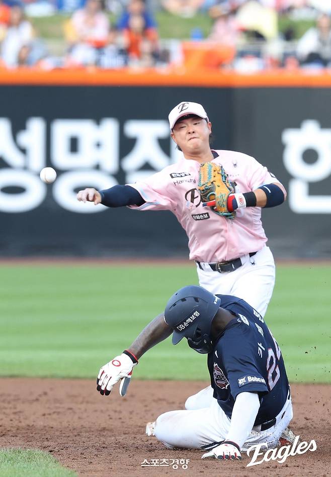 한화 이도윤이 지난 23일 대전 두산전에서 병살 플레이를 시도하고 있다. 한화이글스 제공