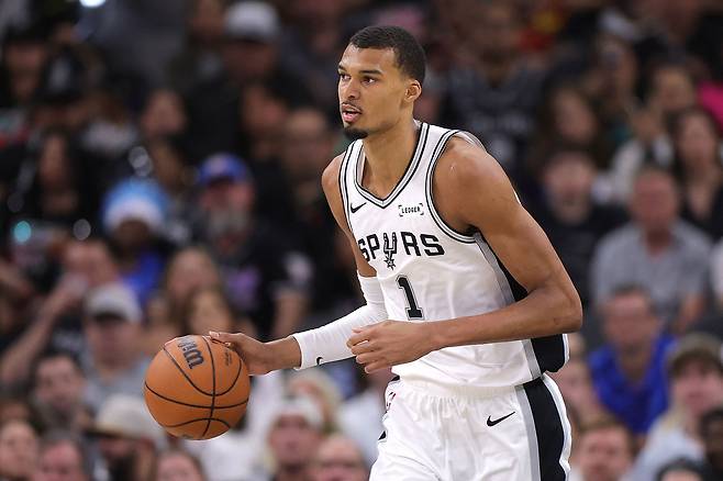 샌안토니오 빅터 웸반야마가 25일 NBA 서부 콘퍼런스 결승 4차전에서 오클라호마시티를 맞아 드리블하고 있다. AFP연합뉴스