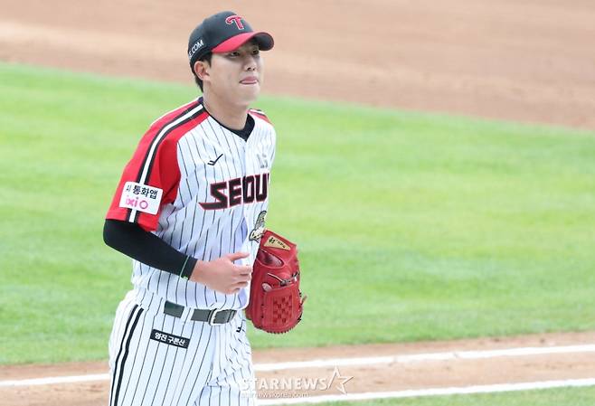 2026 신한 SOL KBO리그 LG 트윈스 대 NC 다이노스 경기가 3일 서울 잠실야구장에서 열렸다. LG 선발 이상영이 4회 교체되고 있다. /사진=김진경 대기자