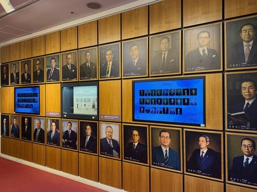 한국은행 화폐박물관에 전시된 역대 한은 총재 초상화 사본 [촬영 임지우]
