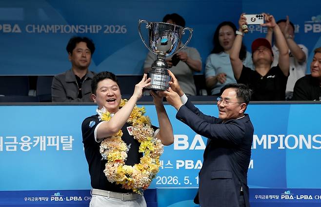 우승 트로피를 든 조건휘(왼쪽)와 기동호 우리금융캐피탈 대표이사 [PBA 제공. 재판매 및 DB 금지]