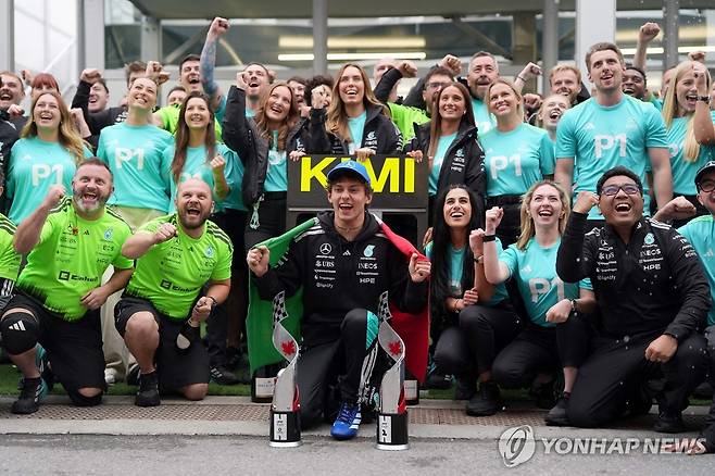 팀 스태프들과 승리를 기뻐하는 키미 안토넬리 [Getty Images via AFP=연합뉴스]