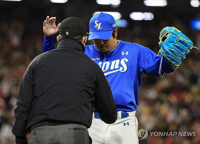 점검받는 양창섭 (광주=연합뉴스) 조남수 기자 = 7일 광주기아챔피언스필드에서 열린 프로야구 삼성 라이온즈와 KIA 타이거즈의 경기. 삼성 선발투수 양창섭이 4회에 투구를 마치고 심판으로부터 이물질 여부 등 점검받고 있다. 2026.4.7 iso64@yna.co.kr
