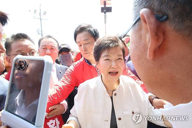 주민과 인사 나누는 박근혜 전 대통령 (옥천=연합뉴스) 박건영 기자 = 박근혜 전 대통령이 25일 어머니인 고 육영수 여사의 충북 옥천 생가를 방문해 주민들과 인사를 나누고 있다. 2026.5.25 pu7@yna.co.kr